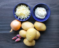 Картошка в духовке с сыром и майонезом - шаг 1 Картошка в духовке с сыром и майонезом - шаг 1