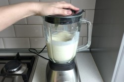 Кефир с бананом коктейль - шаг 4