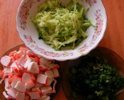 Холодный суп на кефире из огурцов и крабовых палочек - шаг 2 Холодный суп на кефире из огурцов и крабовых палочек - шаг 2