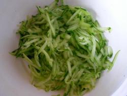 Холодный суп на кефире из огурцов и крабовых палочек - шаг 3 Холодный суп на кефире из огурцов и крабовых палочек - шаг 3