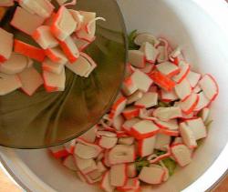 Холодный суп на кефире из огурцов и крабовых палочек - шаг 4 Холодный суп на кефире из огурцов и крабовых палочек - шаг 4