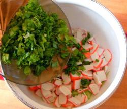 Холодный суп на кефире из огурцов и крабовых палочек - шаг 5 Холодный суп на кефире из огурцов и крабовых палочек - шаг 5