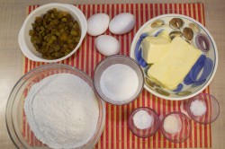 Кекс без кефира и молока с изюмом - шаг 1 Кекс без кефира и молока с изюмом - шаг 1