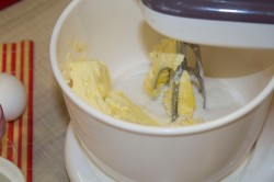 Кекс без кефира и молока с изюмом - шаг 2 Кекс без кефира и молока с изюмом - шаг 2