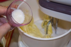 Кекс без кефира и молока с изюмом - шаг 3 Кекс без кефира и молока с изюмом - шаг 3