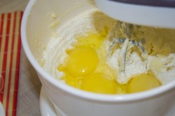 Кекс без кефира и молока с изюмом - шаг 5 Кекс без кефира и молока с изюмом - шаг 5