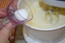 Кекс без кефира и молока с изюмом - шаг 6 Кекс без кефира и молока с изюмом - шаг 6