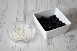 Кекс на яичных белках со смородиной - шаг 7 Кекс на яичных белках со смородиной - шаг 7