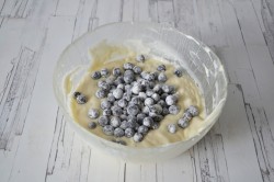 Кекс на яичных белках со смородиной - шаг 9 Кекс на яичных белках со смородиной - шаг 9