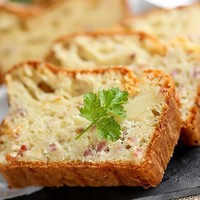 Кекс с колбасой и сыром