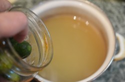 Кислые соленые огурцы на зиму в банках без уксуса - шаг 12