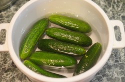 Кислые соленые огурцы на зиму в банках без уксуса - шаг 1