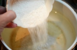 Кислые соленые огурцы на зиму в банках без уксуса - шаг 2