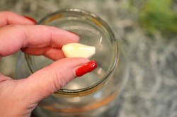 Кислые соленые огурцы на зиму в банках без уксуса - шаг 3