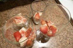 Десерт клубничный с бисквитом - шаг 6