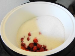 Клубничное варенье в мультиварке - шаг 4