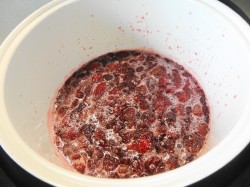 Клубничное варенье в мультиварке - шаг 6