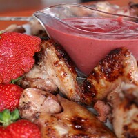 Клубничные куриные крылышки с клубничным соусом