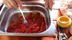 Клубничные куриные крылышки с клубничным соусом - шаг 2 Клубничные куриные крылышки с клубничным соусом - шаг 2