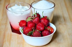 Мороженое домашний клубничный щербет из йогурта - шаг 1