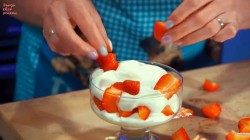 Клубника со сливками, десерт в креманке - шаг 10