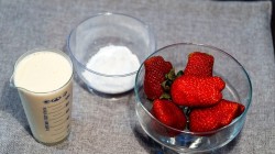 Клубника со сливками, десерт в креманке - шаг 1