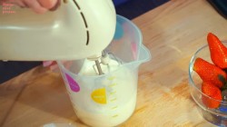 Клубника со сливками, десерт в креманке - шаг 2