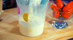 Клубника со сливками, десерт в креманке - шаг 3