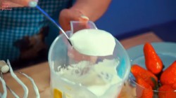 Клубника со сливками, десерт в креманке - шаг 5