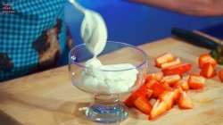 Клубника со сливками, десерт в креманке - шаг 7