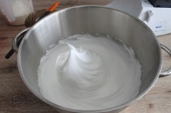 Торт с клубникой с желатином и кокосовой стружкой - шаг 2 Торт с клубникой с желатином и кокосовой стружкой - шаг 2