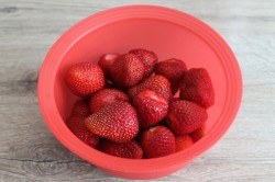 Торт с клубникой с желатином и кокосовой стружкой - шаг 7 Торт с клубникой с желатином и кокосовой стружкой - шаг 7