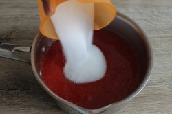 Торт с клубникой с желатином и кокосовой стружкой - шаг 8 Торт с клубникой с желатином и кокосовой стружкой - шаг 8