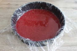 Торт с клубникой с желатином и кокосовой стружкой - шаг 9 Торт с клубникой с желатином и кокосовой стружкой - шаг 9