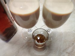 Коктейль с Бейлисом в домашних условиях - шаг 4 Коктейль с Бейлисом в домашних условиях - шаг 4