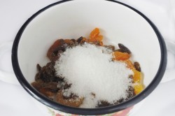 Компот из кураги и изюма - шаг 2 Компот из кураги и изюма - шаг 2