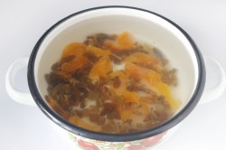 Компот из кураги и изюма - шаг 3 Компот из кураги и изюма - шаг 3