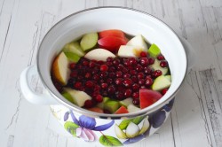 Компот из свежих фруктов и ягод - шаг 4 Компот из свежих фруктов и ягод - шаг 4