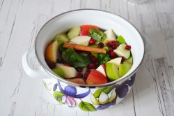 Компот из свежих фруктов и ягод - шаг 5 Компот из свежих фруктов и ягод - шаг 5