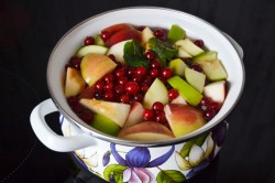 Компот из свежих фруктов и ягод - шаг 6 Компот из свежих фруктов и ягод - шаг 6