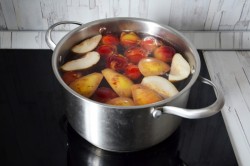 Компот с грушами и сливами - шаг 4 Компот с грушами и сливами - шаг 4