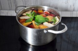 Компот с грушами и сливами - шаг 5 Компот с грушами и сливами - шаг 5