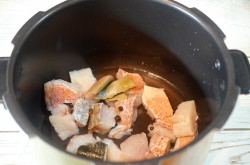 Консервы из речной рыбы в мультиварке скороварке - шаг 4 Консервы из речной рыбы в мультиварке скороварке - шаг 4