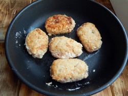 Котлеты с творогом и фаршем - шаг 8