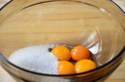 Ванильный Крем для торта наполеон на желтках - шаг 2 Ванильный Крем для торта наполеон на желтках - шаг 2