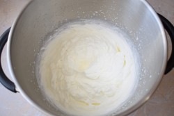 Крем из маскарпоне со сливками - шаг 4 Крем из маскарпоне со сливками - шаг 4