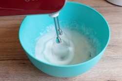 Крем мокрое безе для украшения - шаг 3 Крем мокрое безе для украшения - шаг 3
