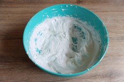 Крем мокрое безе для украшения - шаг 5 Крем мокрое безе для украшения - шаг 5