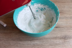 Крем мокрое безе для украшения - шаг 6 Крем мокрое безе для украшения - шаг 6