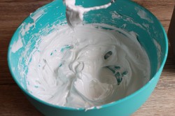 Крем мокрое безе для украшения - шаг 7 Крем мокрое безе для украшения - шаг 7